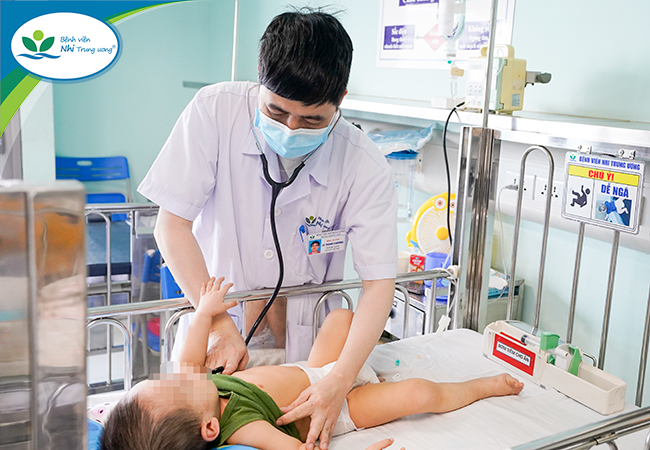 Liên tiếp nhiều trẻ uống nhầm dầu thắp hương phải nhập viện