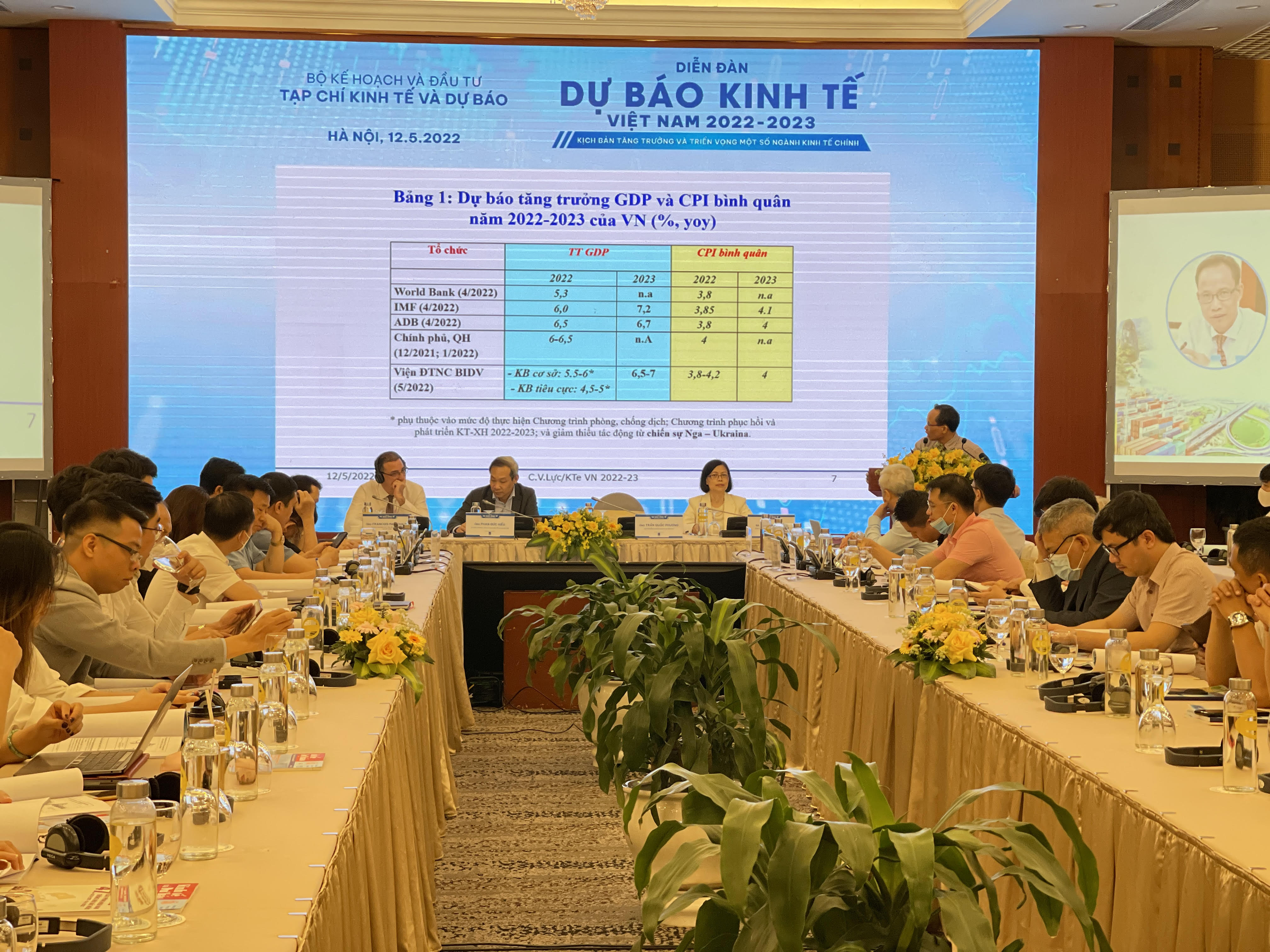 Kinh tế có dấu hiệu phục hồi nhưng còn nhiều thách thức