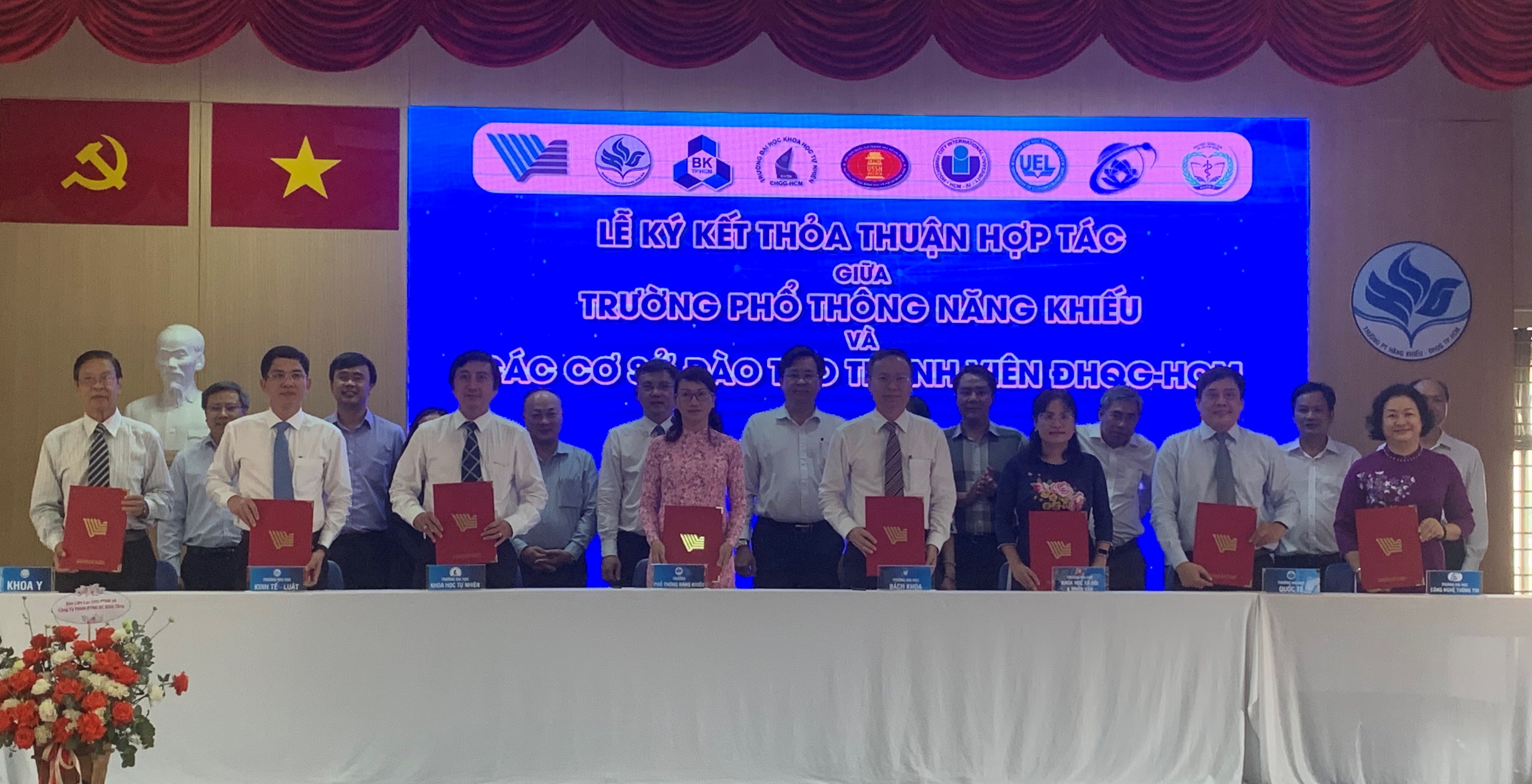 Các cơ sở đào tạo ĐHQG-HCM cam kết tài trợ học bổng cho học sinh trường phổ thông năng khiếu