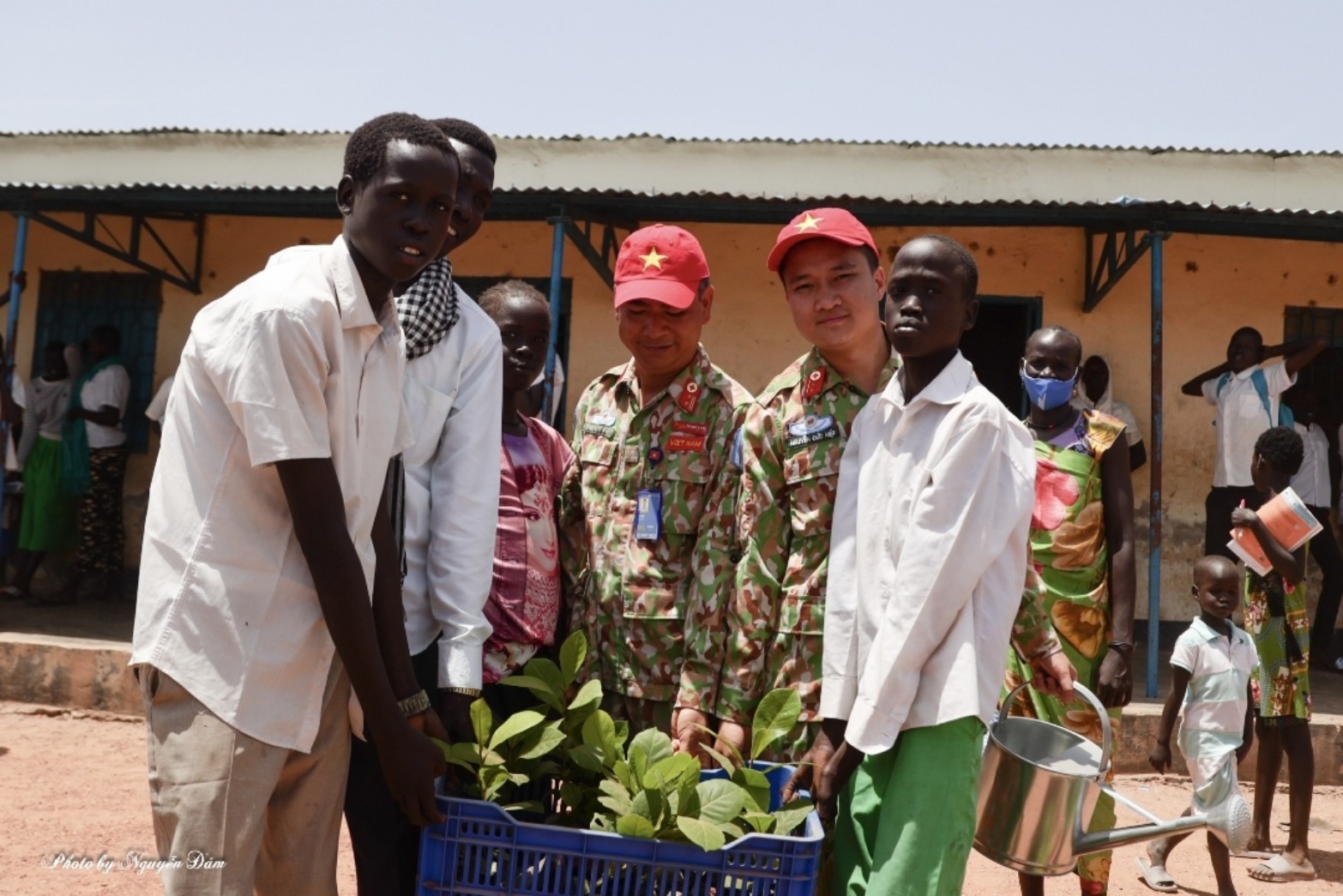 Lực lượng mũ nồi xanh Việt Nam chia sẻ khó khăn với học sinh Nam Sudan