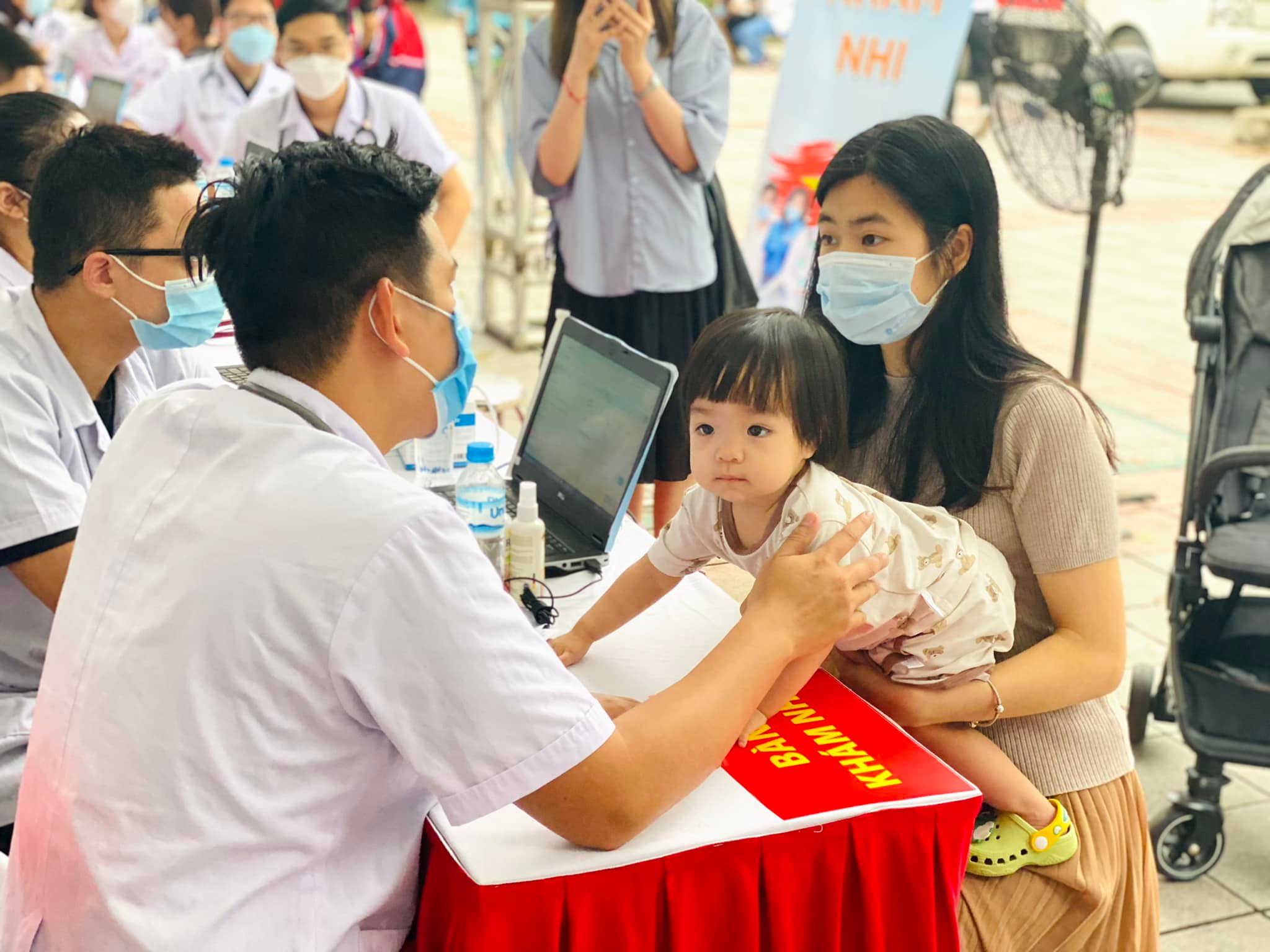 Thầy thuốc trẻ tình nguyện chăm sóc cho người dân Thủ đô hậu COVID-19