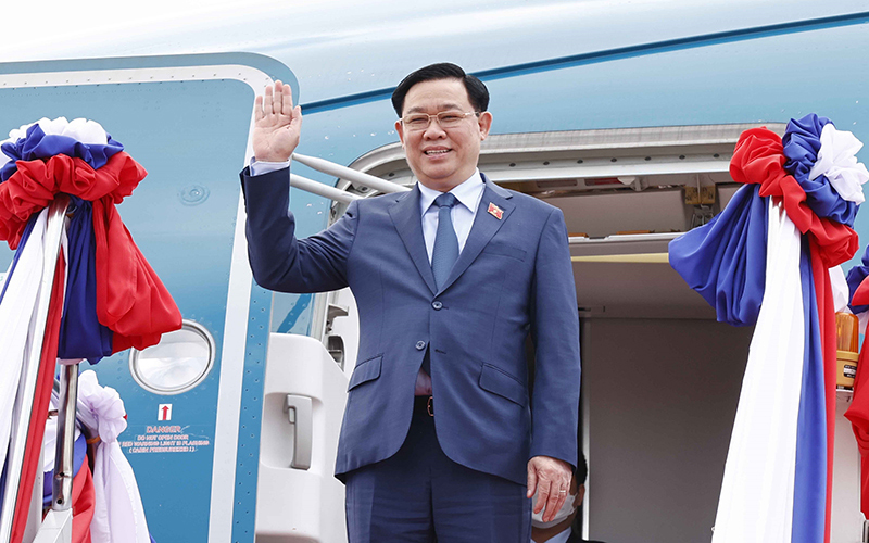 Chủ tịch Quốc hội Vương Đình Huệ bắt đầu thăm chính thức nước Cộng hòa Dân chủ Nhân dân Lào