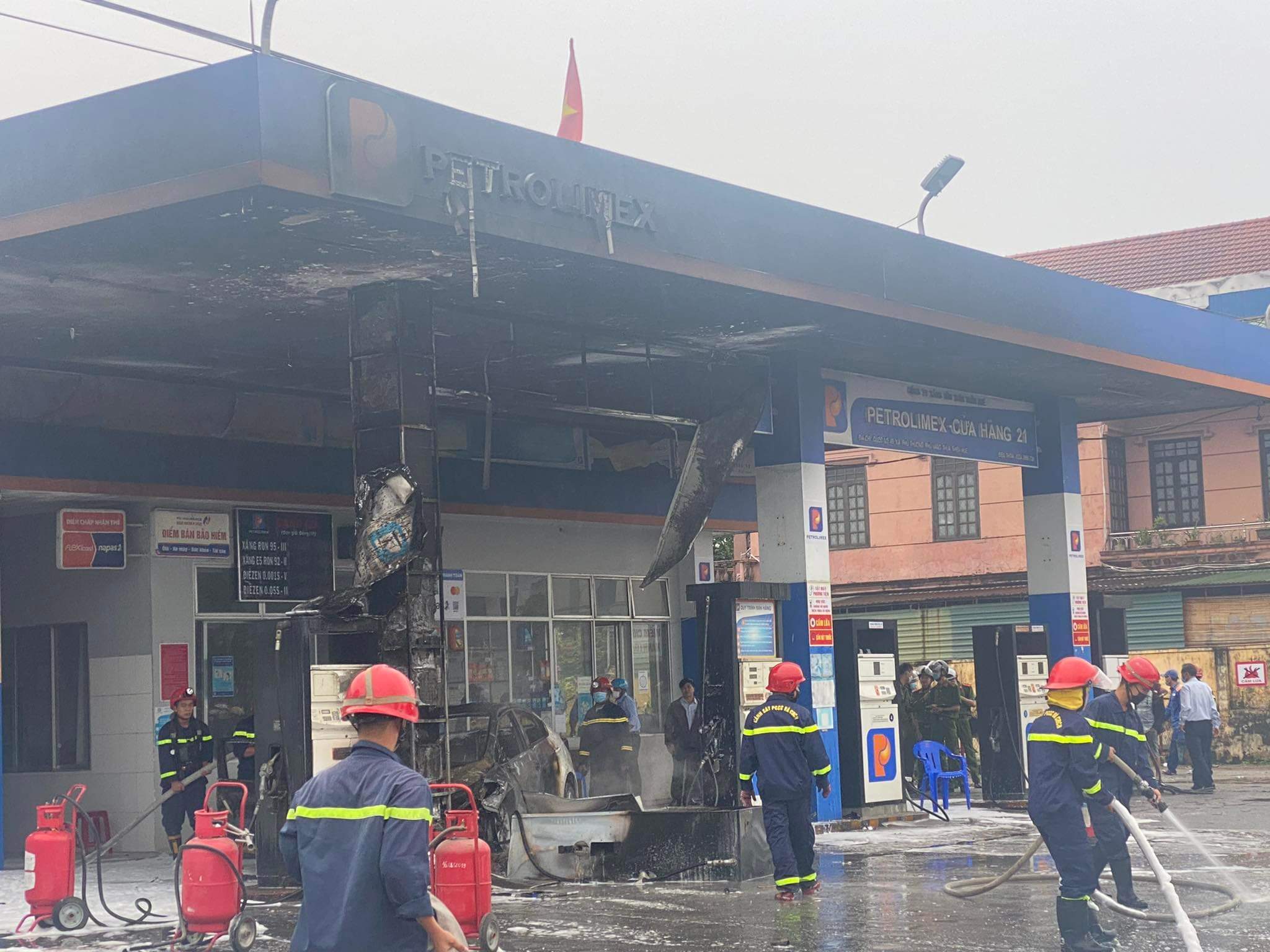 Đạp nhầm chân phanh qua chân ga, ô tô bị thiêu rụi tại cây xăng