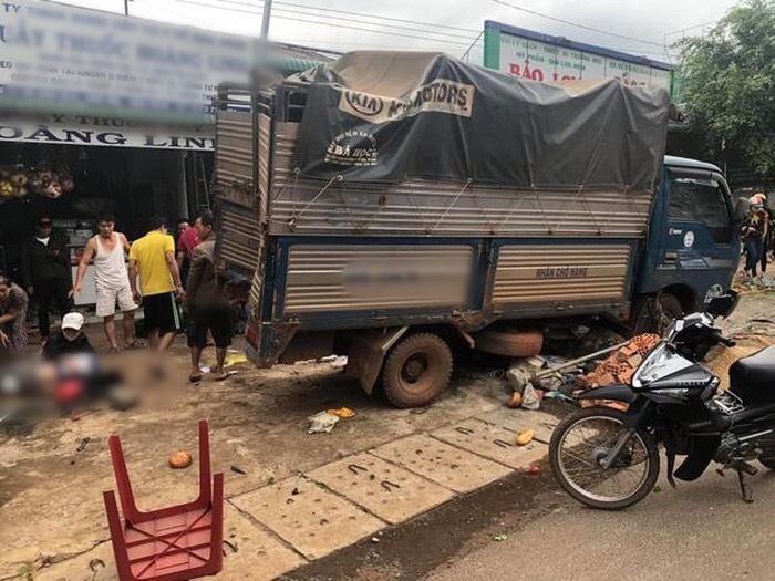 Ô tô nổ lốp gây tai nạn có phải bồi thường