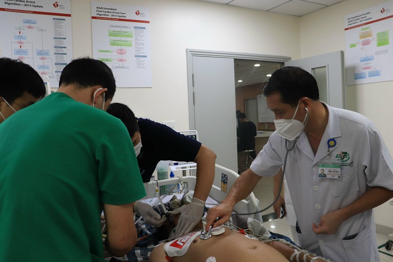 Bệnh viện Quân y 175 cấp cứu bệnh nhân nặng được chuyển về từ Trường Sa