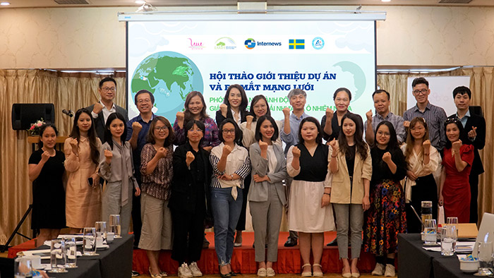 “Phóng viên nữ hành động giảm thiểu rác thải nhựa và ô nhiễm nhựa”