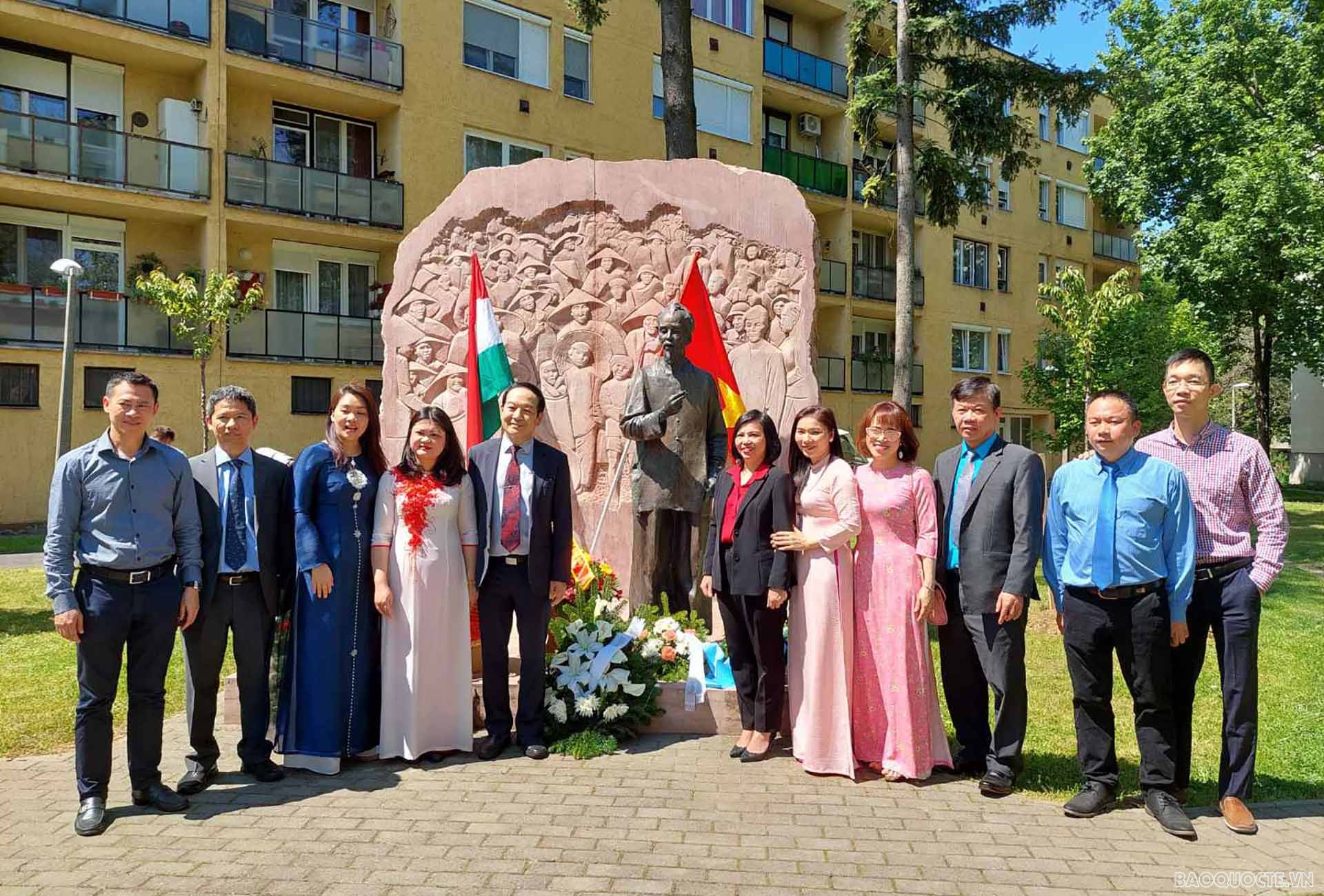 Dâng hoa kỷ niệm Ngày sinh Chủ tịch Hồ Chí Minh tại Hungary