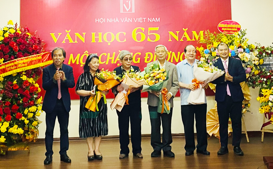 Văn học 65 năm - một chặng đường