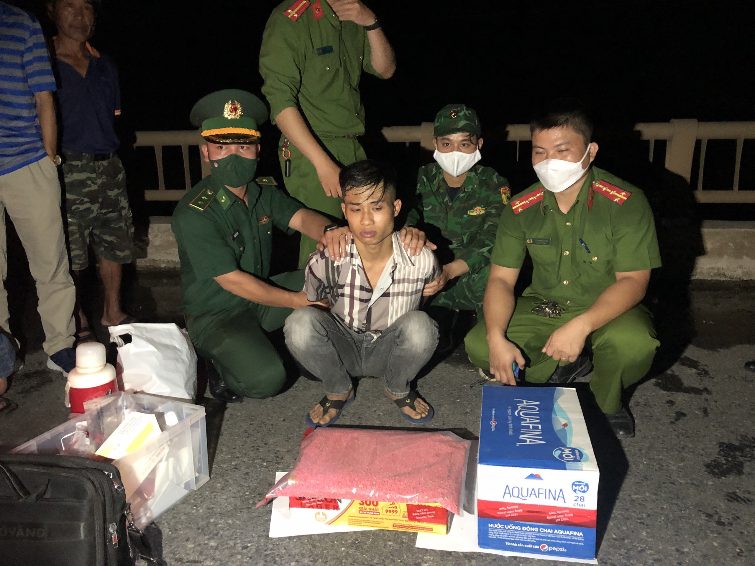 Bắt giữ đối tượng vận chuyển trái phép 19 000 viên ma túy tổng hợp