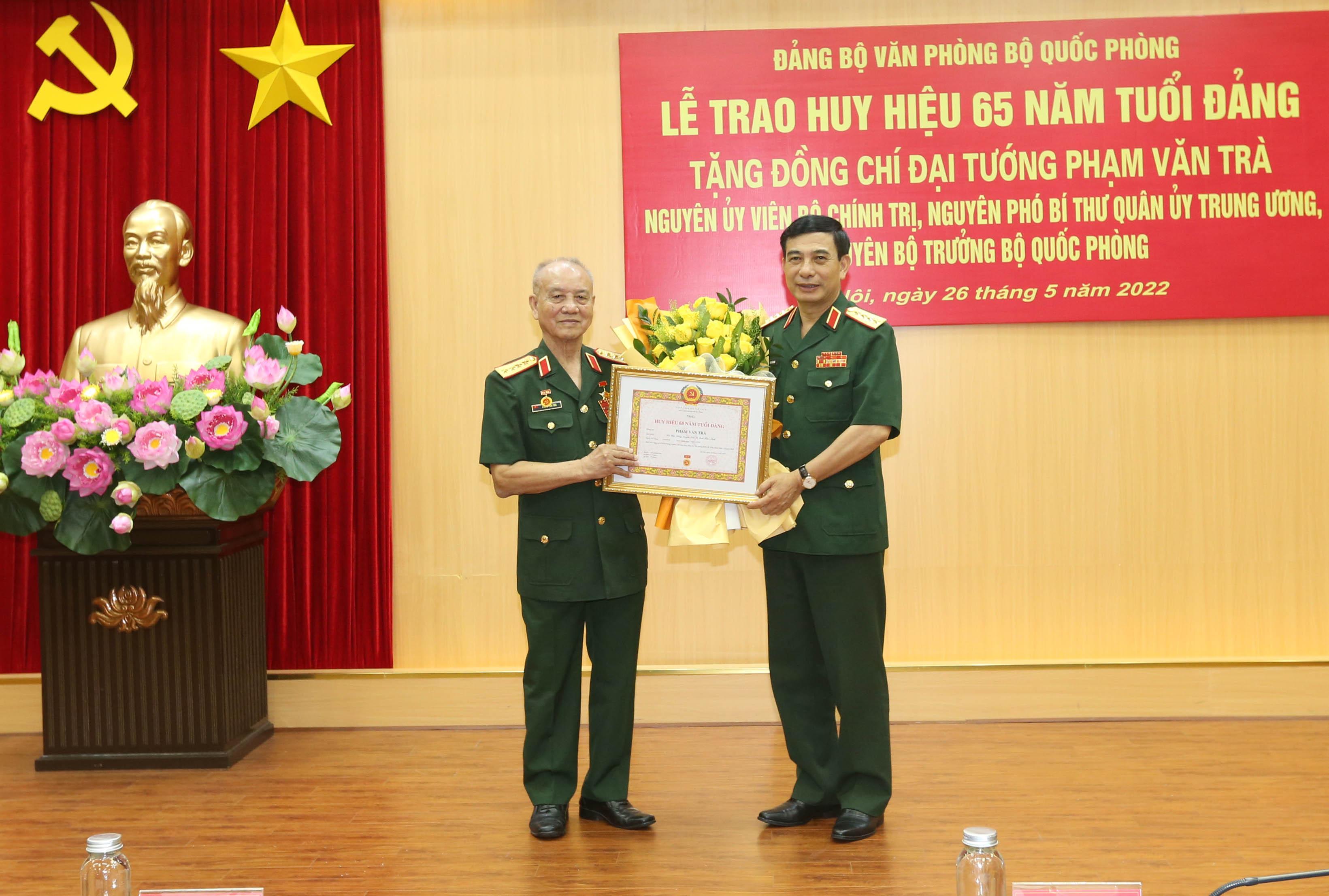 Trao tặng Huy hiệu 65 năm tuổi Đảng cho Đại tướng Phạm Văn Trà