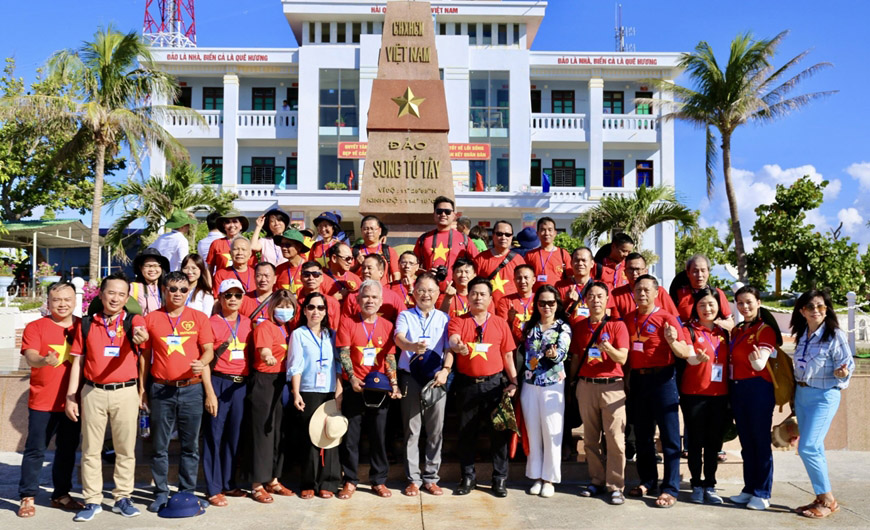 Đoàn kiều bào thăm huyện đảo Trường Sa và nhà giàn DK1
