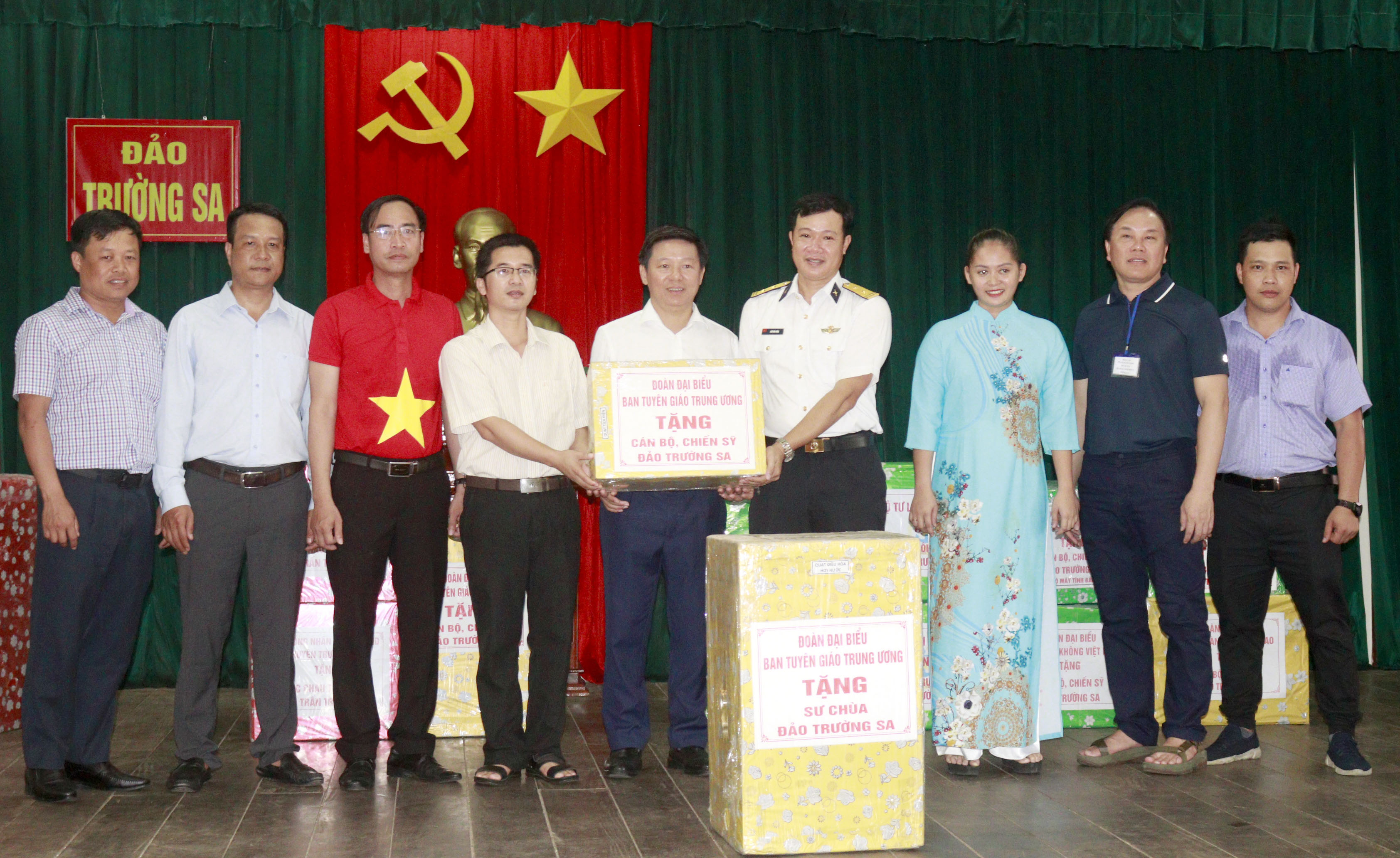 Đoàn công tác Ban Tuyên giáo Trung ương thăm, tặng quà quân dân đảo Trường Sa