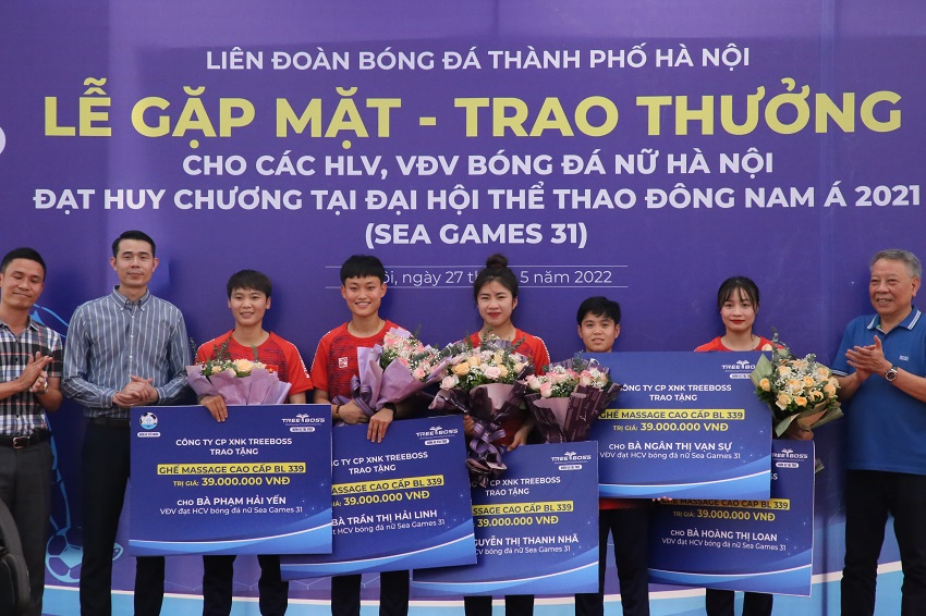 Các nữ tuyển thủ nhận trao thưởng của Liên đoàn Bóng đá Hà Nội