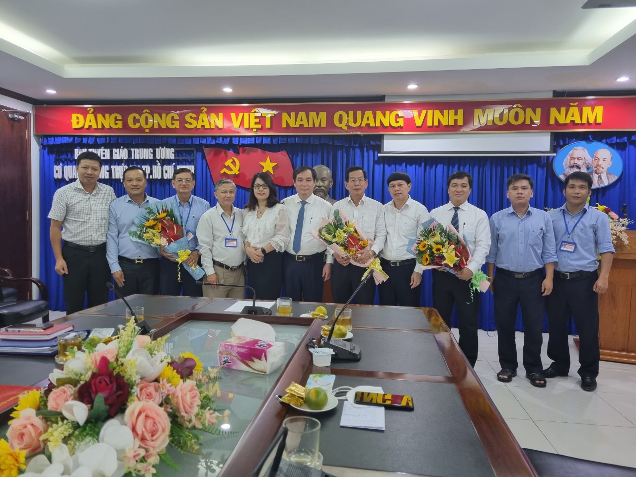 Ban Tuyên giáo Trung ương trao quyết định về công tác cán bộ