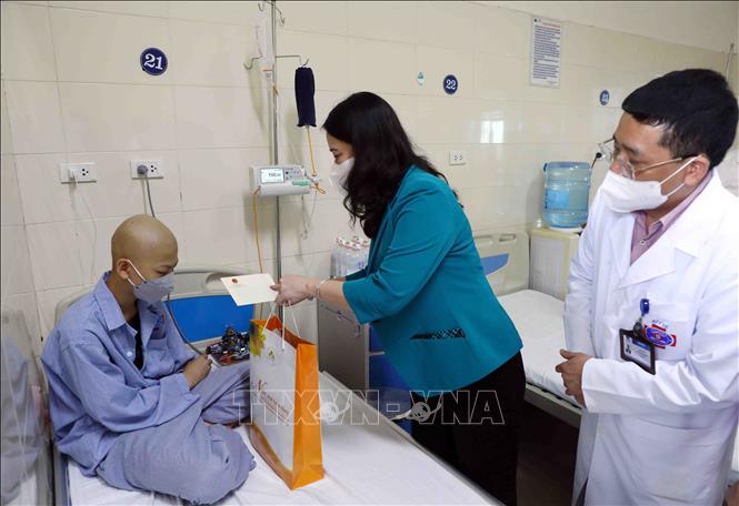 Phó Chủ tịch nước Võ Thị Ánh Xuân thăm các bệnh nhi đang điều trị ung thư