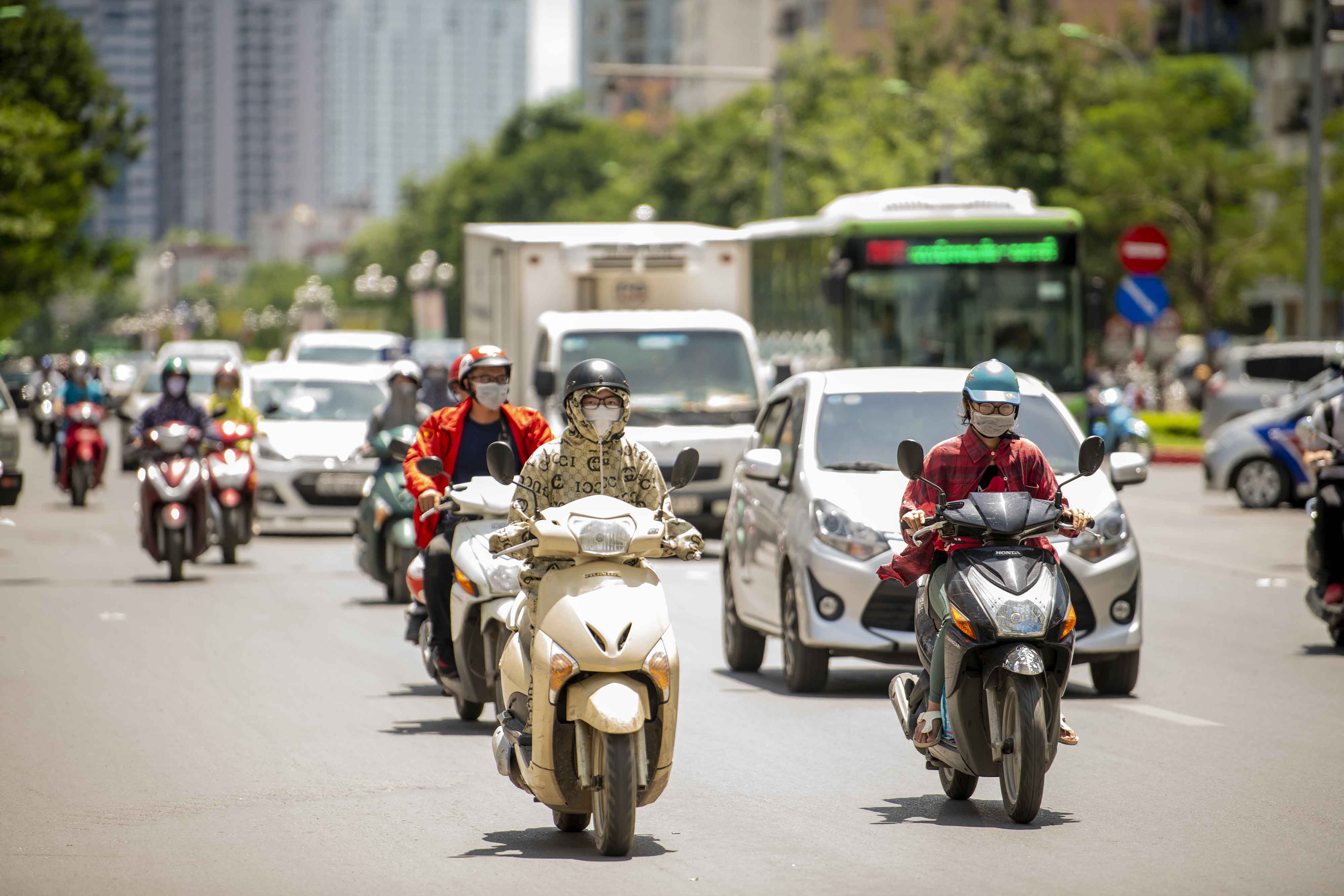 Bắc và Trung Bộ nắng nóng, miền Nam chiều tối mưa to