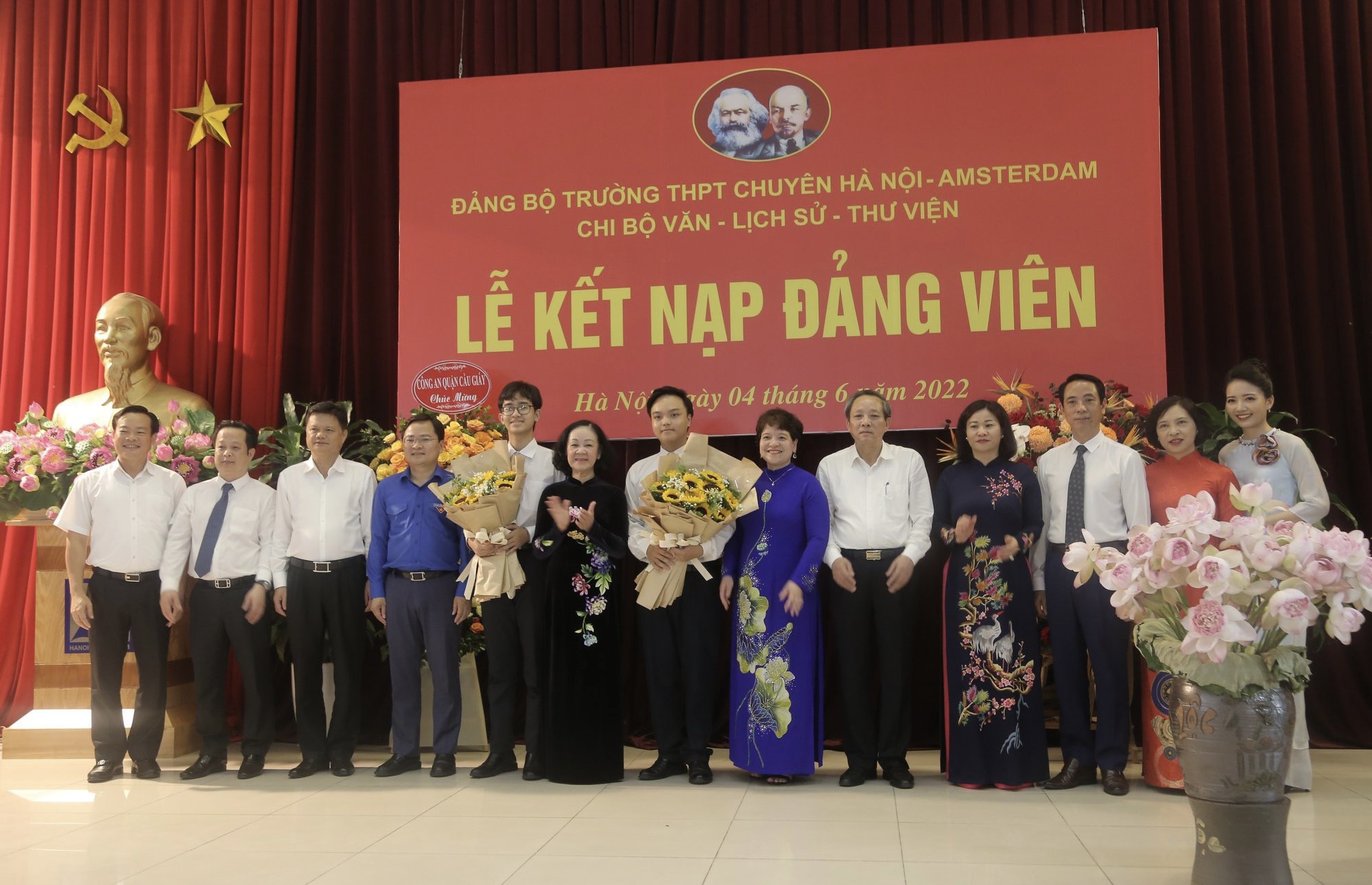 Đồng chí Trương Thị Mai dự Lễ kết nạp đảng viên mới tại Trường THPT chuyên Hà Nội-Amsterdam