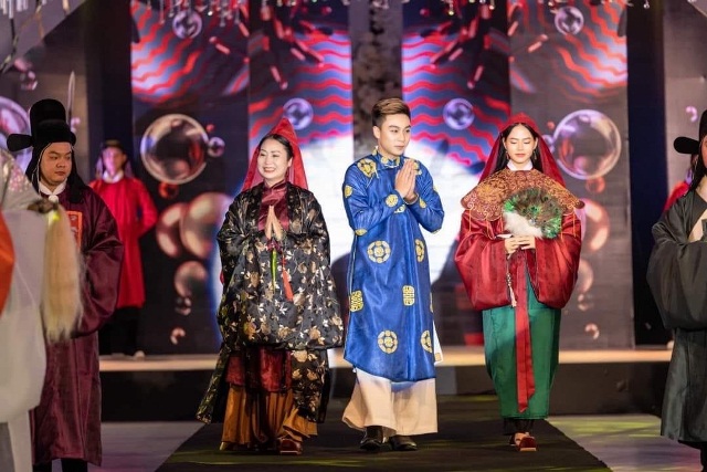 Ỷ Vân Hiên giới thiệu bộ sưu tập mới tại Lễ công bố Vietnam International Fashion Tour