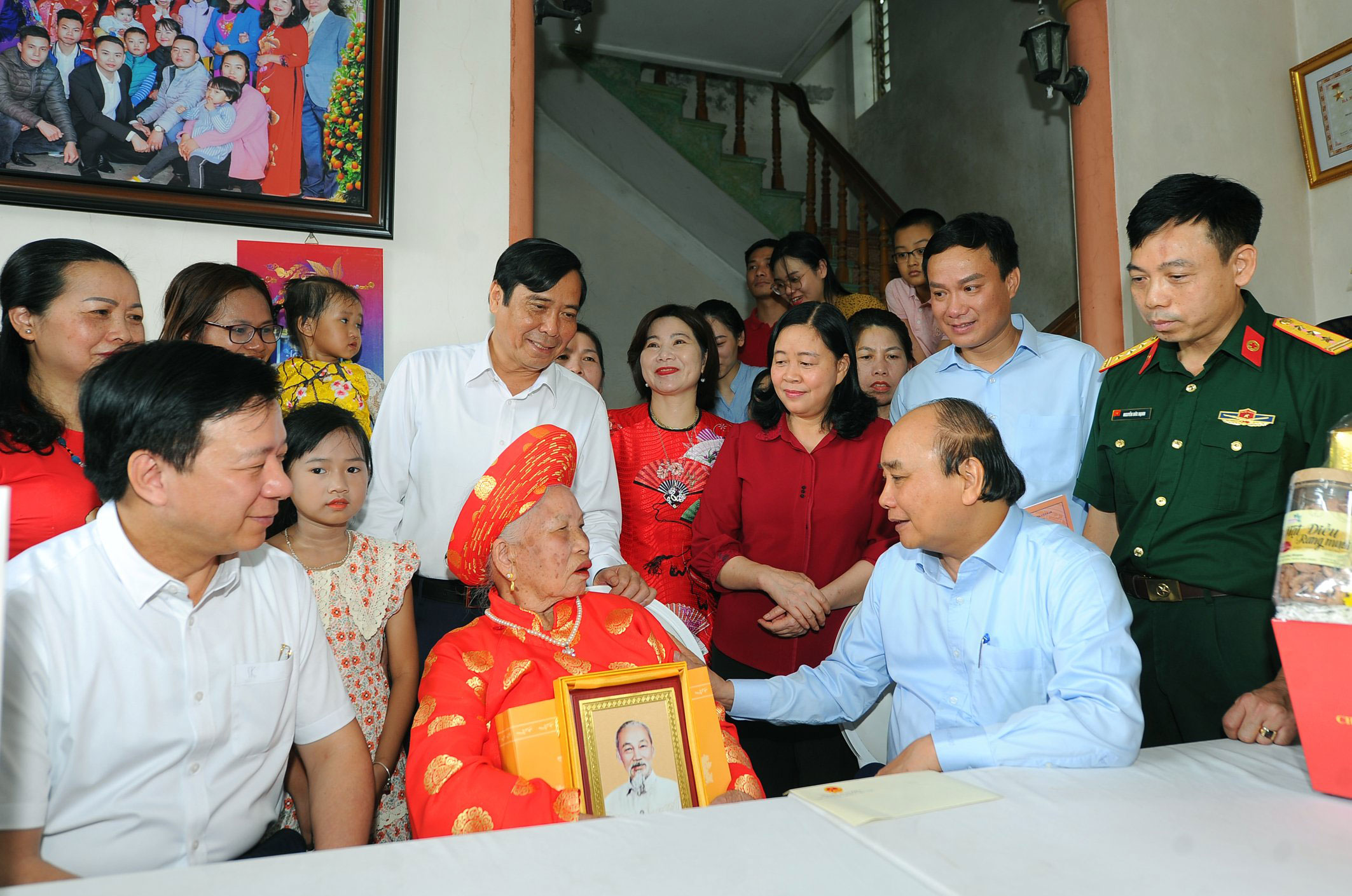 Chủ tịch nước Nguyễn Xuân Phúc thăm, tặng quà Hội người cao tuổi tỉnh Hải Dương