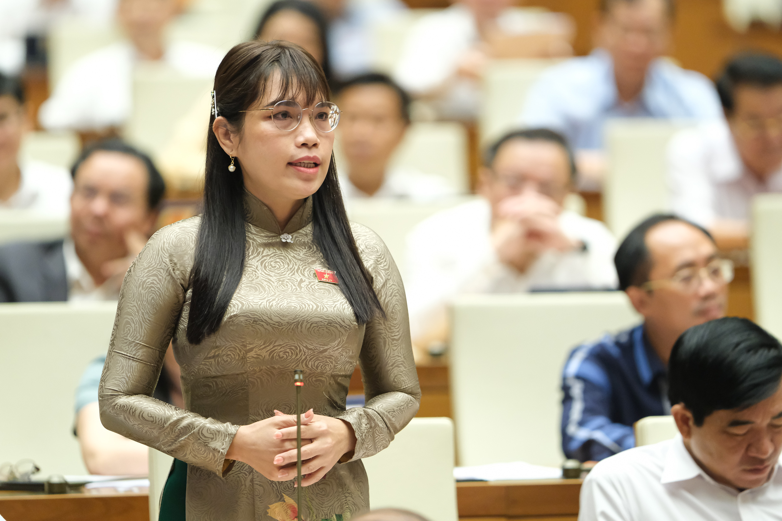 Nhiều đại biểu Quốc hội chất vấn về giá sách giáo khoa