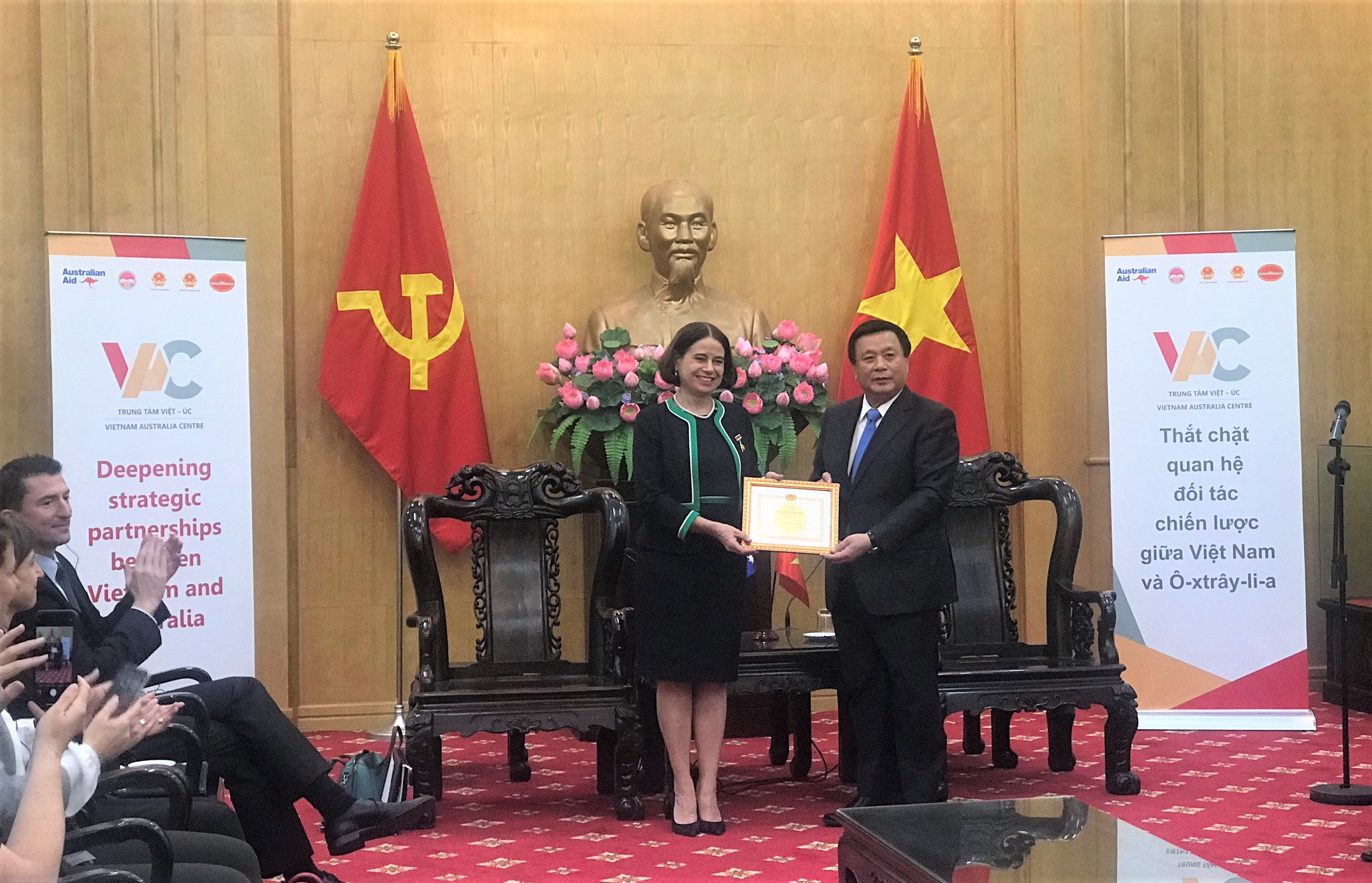 Trao Kỷ niệm chương “Vì sự nghiệp đào tạo, bồi dưỡng lý luận chính trị” tặng Đại sứ Australia tại Việt Nam