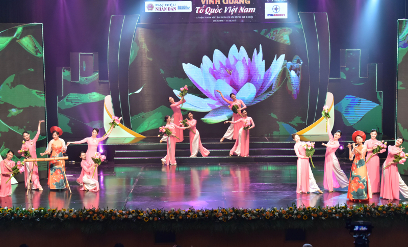 “Vinh quang Tổ quốc Việt Nam”