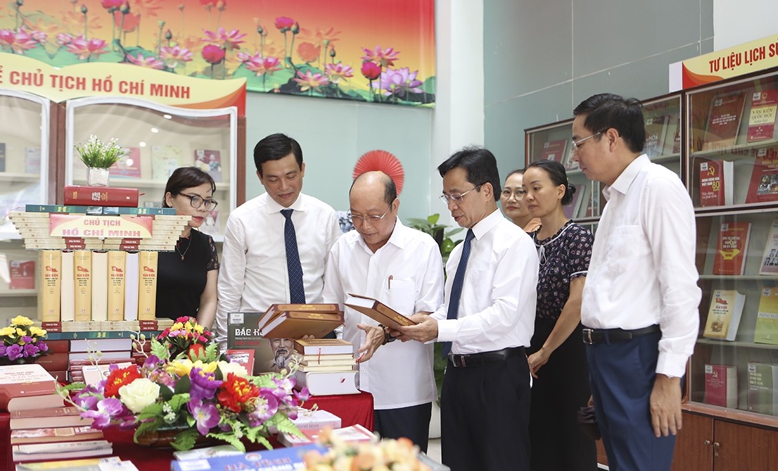 Hà Tĩnh Giới thiệu gần 250 tư liệu, hiện vật quý về 65 năm thực hiện lời Bác dạy