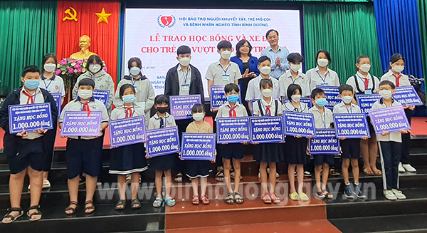 Bình Dương trao tặng 100 suất học bổng cho trẻ khuyết tật, trẻ có hoàn cảnh khó khăn