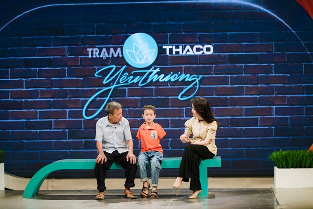 Cậu bé viết ước mơ bằng đôi chân
