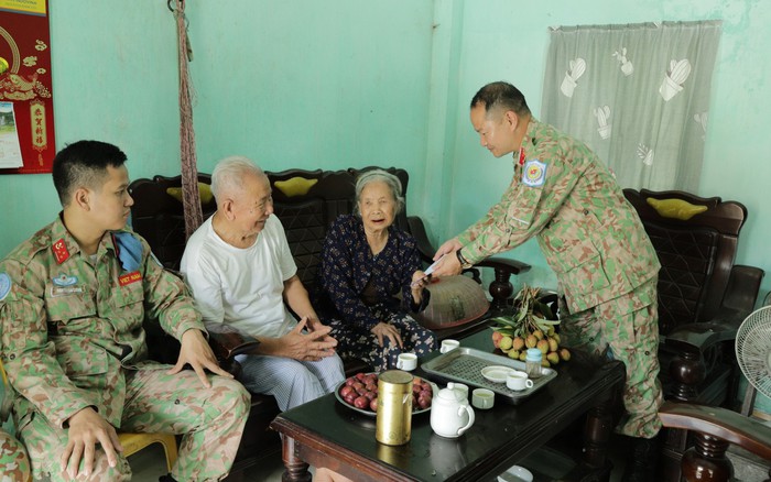 Đội Công binh số 1 thăm hỏi thân nhân cán bộ, nhân viên trước ngày lên đường làm nhiệm vụ