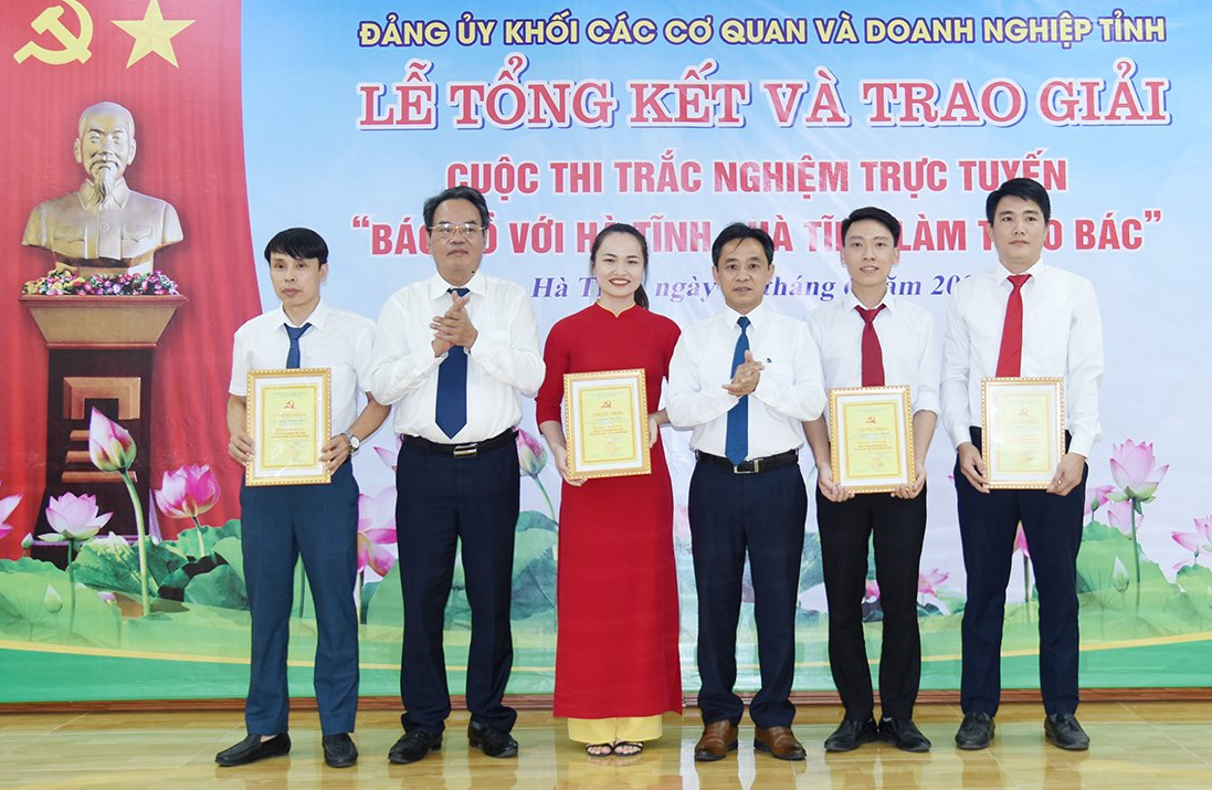 Gần 150 nghìn lượt dự thi trắc nghiệm trực tuyến Bác Hồ với Hà Tĩnh - Hà Tĩnh làm theo Bác