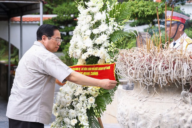 Thủ tướng dâng hương tưởng nhớ các Anh hùng liệt sĩ, thăm gia đình chính sách tại Hà Tĩnh