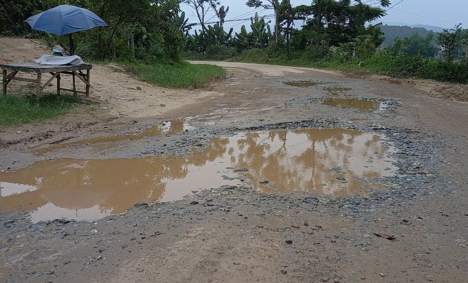 Yên Bái Đường 166 xuống cấp khiến người dân đi lại khó khăn