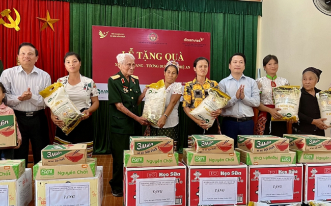 Thăm và tặng quà cho các đối tượng có hoàn cảnh khó khăn tại Nghệ An