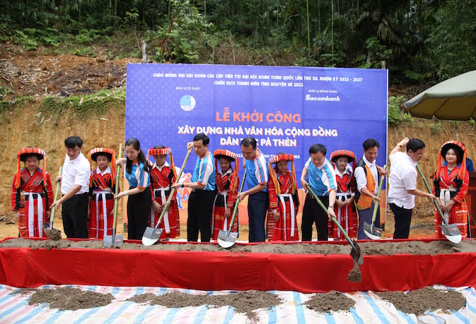 Chặng 5 Những bước chân vì cộng đồng  Xây Nhà văn hoá cộng đồng cho dân tộc Pà Thẻn