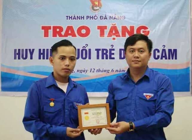 Trao Huy hiệu “Tuổi trẻ dũng cảm” cho thanh niên cứu học sinh bị đuối nước