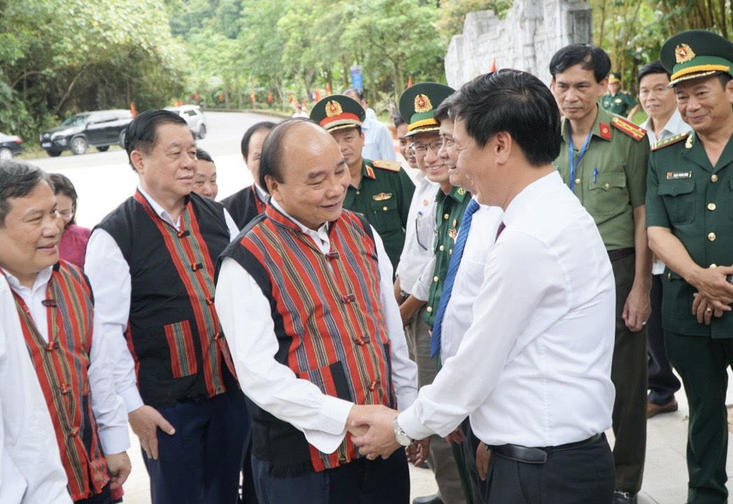 Chủ tịch nước dâng hương tưởng niệm các anh hùng liệt sĩ tại hang Tám Cô