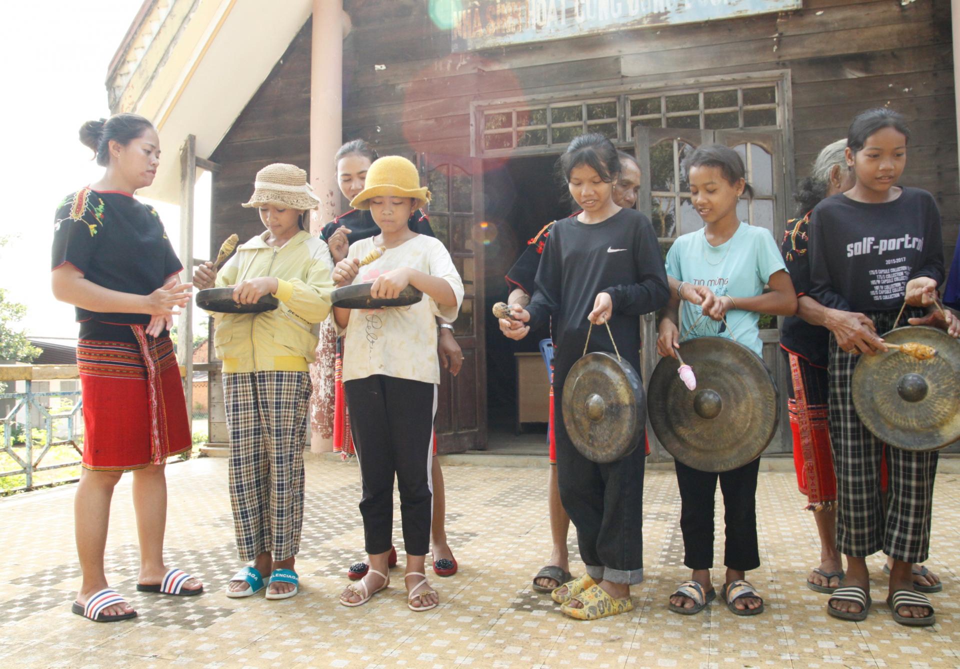 Đắk Lắk mở lớp truyền dạy cồng chiêng cho người dân buôn làng
