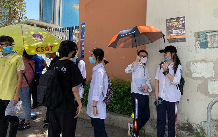 Kết thúc kỳ vào lớp 10 tại Hà Nội Đề thi Toán vừa sức, không đánh đố
