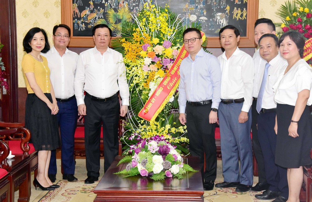 Bí thư Thành ủy Hà Nội Đinh Tiến Dũng thăm, chúc mừng Báo Nhân Dân