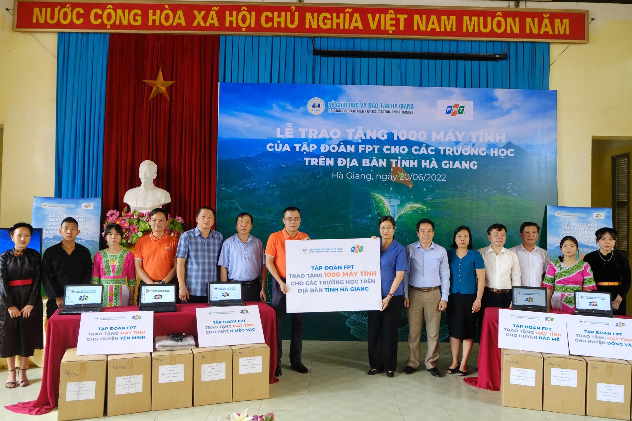 FPT trao tặng 1 000 máy tính cho học sinh tỉnh Hà Giang