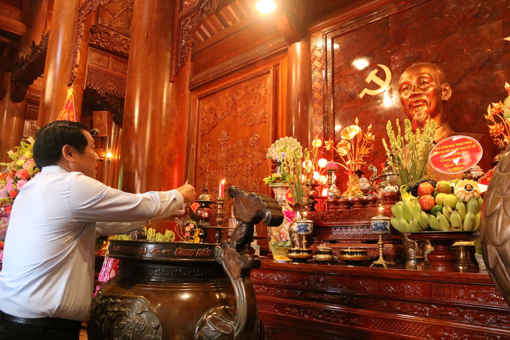 Cán bộ ngành Tuyên giáo dâng hương tại Khu di tích Kim Liên