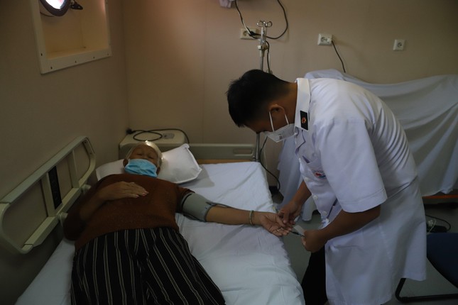 Tàu bệnh viện Khánh Hoà khám chữa bệnh miễn phí cho người dân Phú Yên