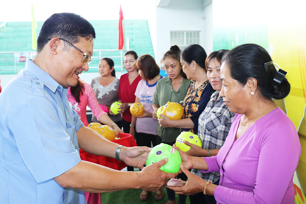 An Giang Triển khai “Ống heo tiết kiệm tham gia BHXH tự nguyện, BHYT hộ gia đình”