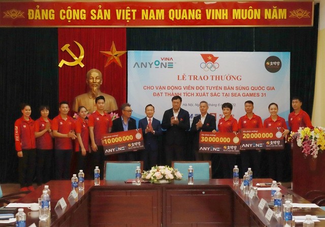Trao thưởng các VĐV bắn súng tại SEA Games 31