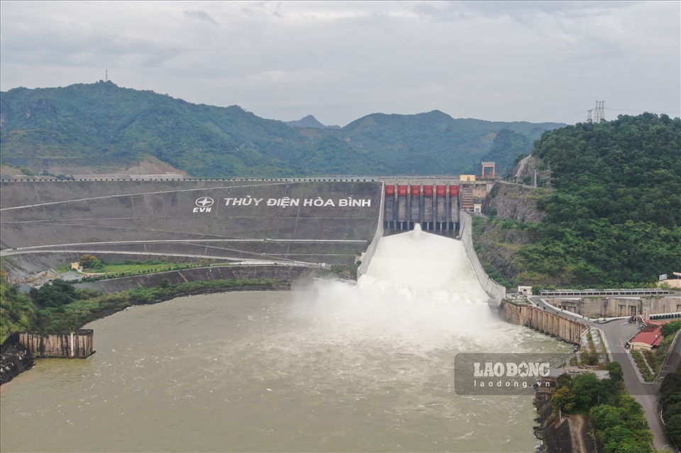 Thủy điện Hòa Bình đóng 1 cửa xả đáy