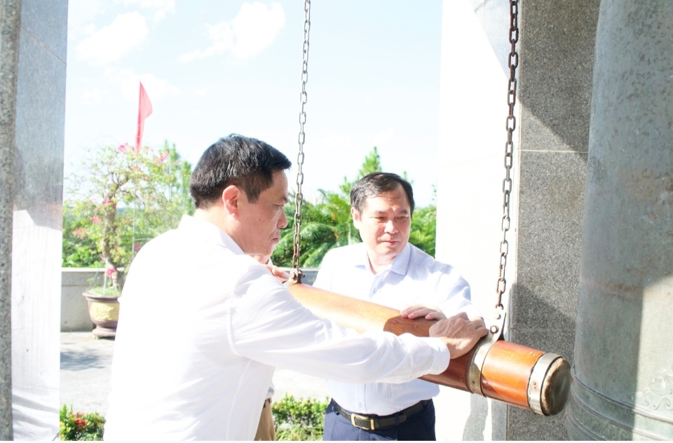 Đoàn công tác Ban Tuyên giáo TƯ dâng hương tưởng niệm các anh hùng liệt sĩ tại Quảng Trị