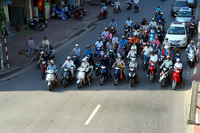 Xe dừng “núp bóng râm” chờ đèn giao thông có bị phạt