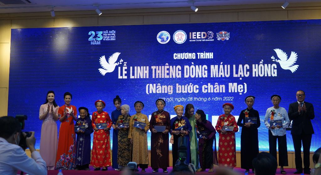 Chương trình Linh thiêng dòng máu Lạc Hồng “Nâng bước chân Mẹ”