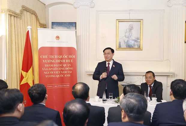 Chủ tịch Quốc hội thăm Đại sứ quán và gặp gỡ cộng đồng người Việt Nam tại Anh